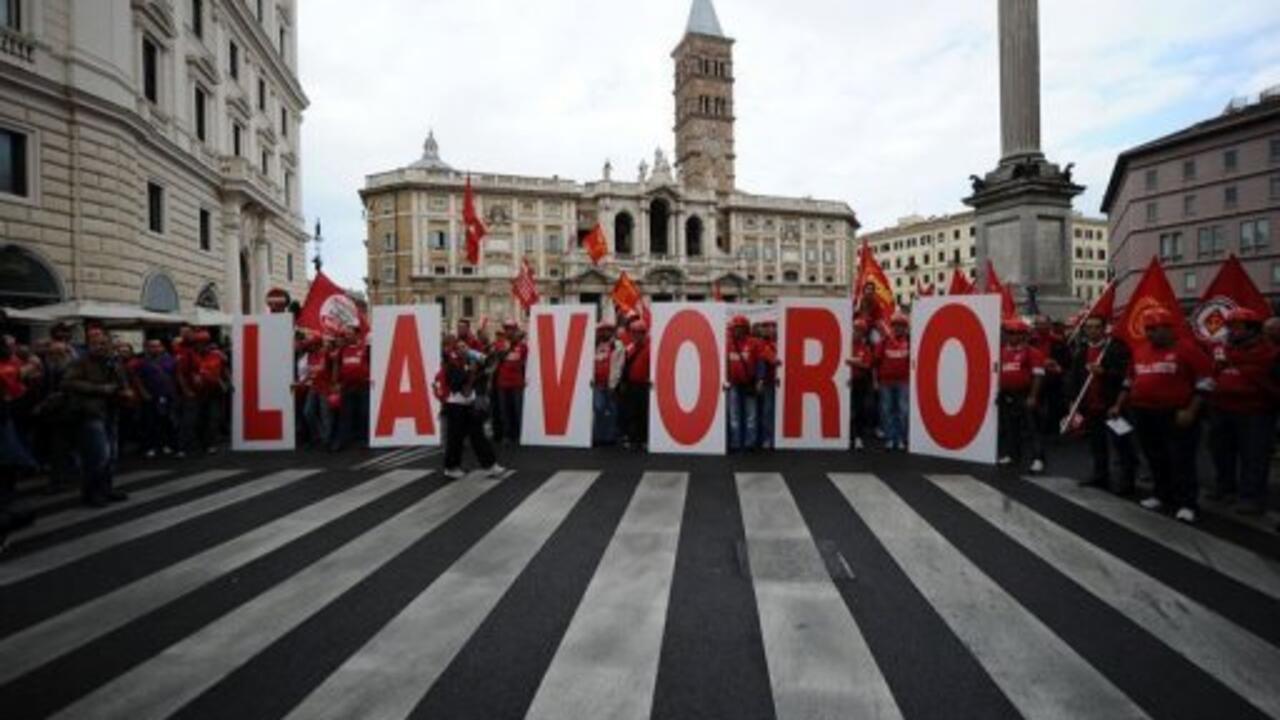 Tens of thousands march in Rome to defend labour rights
